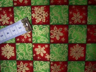 Weihnachtsstoff rot grün kariert mit gold umrandeten Ornamenten