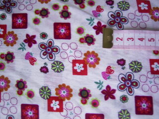 Baumwoll Patchworkstoff weiß mit Blumen in verschiedenen Rot-Tönen