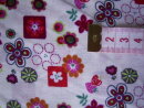 Baumwoll Patchworkstoff weiß mit Blumen in verschiedenen Rot-Tönen