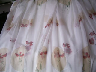 Weißer Diolen Gardinenstoff mit farbige Blumen und Muster