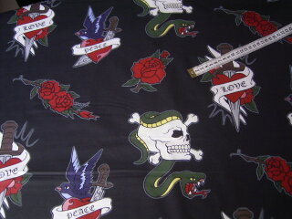 Schwarzer Baumwollstoff mit Totenköpfe und Rosen