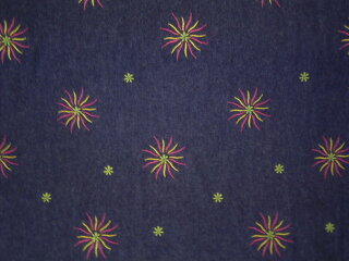 Dunkelblauer Jeansstoff mit Blumen in grün, pink und gelb bestickt