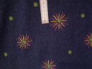Dunkelblauer Jeansstoff mit Blumen in gr&uuml;n, pink und gelb bestickt