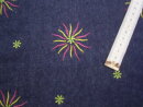 Dunkelblauer Jeansstoff mit Blumen in grün, pink und gelb bestickt