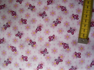 Weißer Baumwollstoff mit rosa und pinken Schmetterlingen und Blümchen