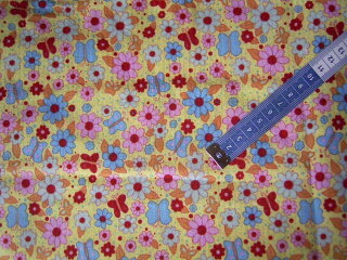 Baumwollstoff gelb mit Blumen und Schmetterlinge